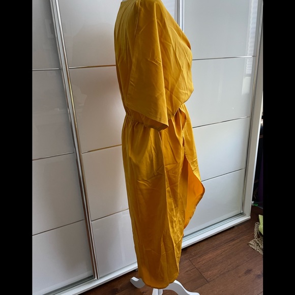 Yellow dress - Picture 2 of 3